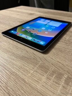 9.7” tablet iPad 5.generacia 32GB Space Gray TOP stav - 2