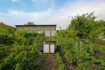 NA PREDAJ – Pestovaná záhrada s chatkou v lokalite Žabí Maje - 2