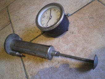 Tlakovač nádrží starých veteránů a hodiny 12V . - 2