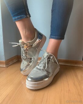 Strieborné lesklé tenisky - 2