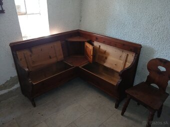 Predam starozitnu rohovu lavicu. - 2