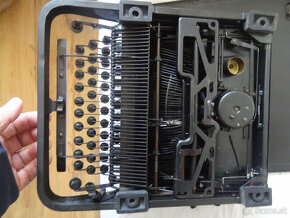 Predám nádherný starý-retro  písací stroj,švajčiarsky výr. - 2