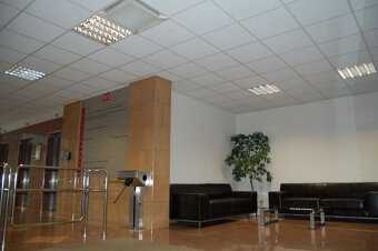 Uzavretý celok kancelárii v zrekonštruovanej budove, Miletič - 2