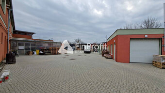 Na predaj veľký polyfunkčný obchodný priestor s rodinným dom - 2