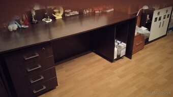 Kancelársky stôl. - 2