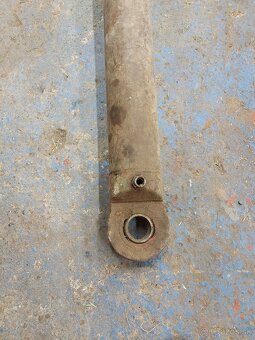 Piest hydraulika tretý bod - 2