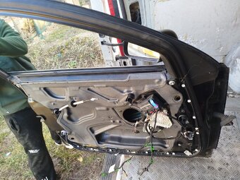 Audi A6 C6 ľavé predné dvere čierna metalíza - 2