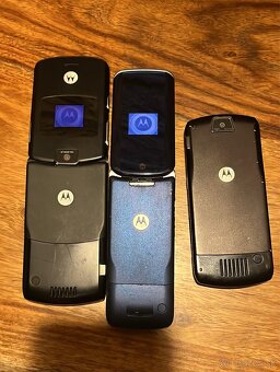 Motorola legendárne mobily RAZR V3/SLVR L7e/KRZR K1 - 2