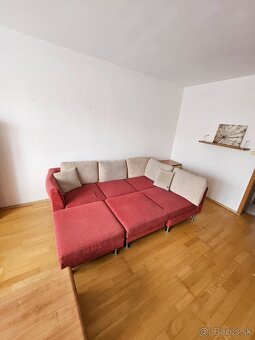 Predám rozkladací gauč, L tvaru, plus taburetka - 2
