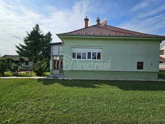 Priestranný pozemok 2052 m² so starším domom vo výbo… - 2