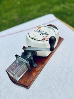 Starožitný porcelánový mlynček na kávu - 2