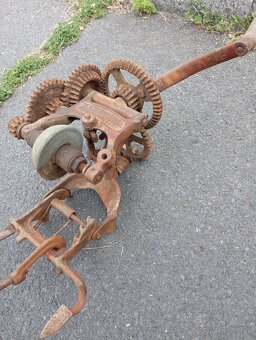 Predám starú mechanickú brusku - 2