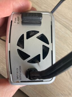 BELKIN menič napätia 12V/230V - 2
