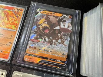 Pokemón MEGA balík (B): 100ks kariet v obaloch s V + darčeky - 2