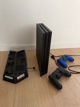 Playstation 4 PRO 1TB + 2 Ovládače + stojan - 2