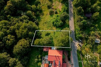 rozlohe 820 m2 v pokojnej časti mesta Nová Baňa. Cena je bez - 2