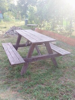 Drevený stol s lavičkami - 2