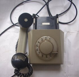 Starý telefón tesla z 1973 - 2
