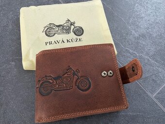 Pánska kožená peňaženka s motorkou na zapínanie. - 2