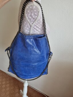 modrá kožená kabelka s reťiazkami - 2