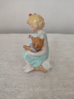 Royal dux dievča s macíkom porcelánová soška - 2