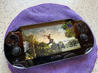 PS Vita OLED - ako nová 32 GB - 2