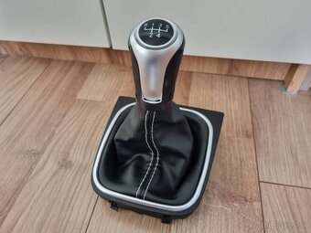 R36 GT kožená radiaca páka s BIELYM / ČERVENYM šitím - 2