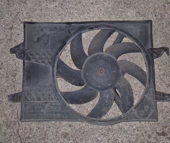 Predám ventilátor chladiča Fiesta Mk6 2002-2008 - 2
