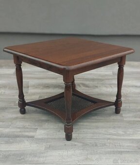 Stolík s ratanovou poličkou. - 2