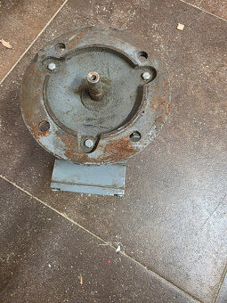 malý prírubový motor - 2