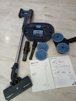 Predám tycovy vysávač ELEKTROLUX..... - 2