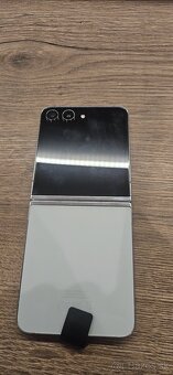 Samsung Z Flip5 - 2