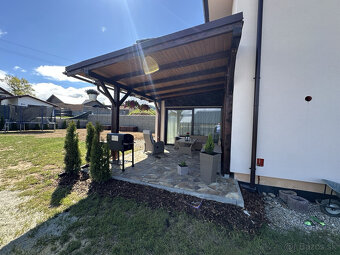 Skolaudovaná novostavba, nová terasa, nový plot nová skalka - 2