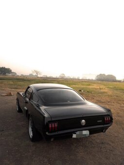 Ford mustang fastback V8 - 2