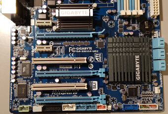 GIGABYTE GA-990XA-UD3 - 2
