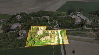 Staršia usadlosť s potenciálom na 83 árovom pozemku na... - 2