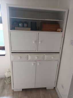 Predám masívnu jedálenskú vintage skrinku - 2