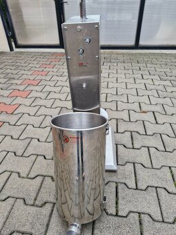 Plnička na klobásy - 2