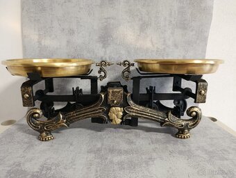 Staré pekne dvoumiskové váhy se ženou po kompletní renovaci - 2