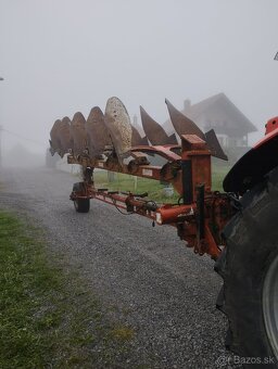 Predám otočný pluh, obracák, 5 radličný - 2