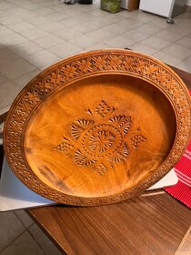 Vyrezávaný drevený tanier - 2