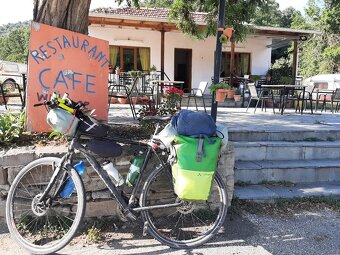 turistický bicykel s brašňou; - 2
