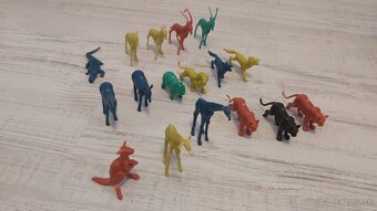 Traktory/dinosaury, zvieratka, klavir, domcek- rozne hracky - 2