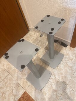 Stojany na regalove repro. - 2