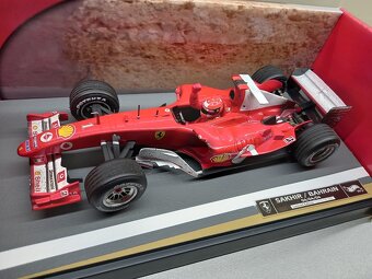 F1 FERRARI F2004 GP BAHRAIN 2004 SCHUMACHER HOTWHEELS 1:18 - 2
