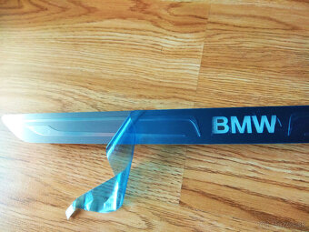 osvetlená nástupná lišta na BMW - 2