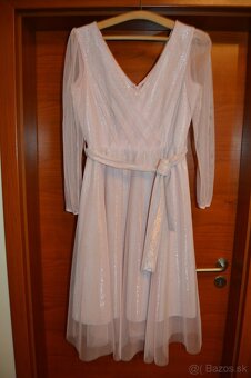 Bledoružové trblietavé spoločenské šaty s opaskom - 2