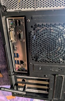 Predám PC s Windows 11 Pro + LCD monitor+Reproduktory(2.1 - 2
