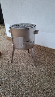 Nerezová kotlina s roštom. - 2