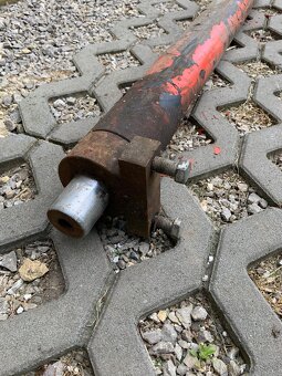 Jednočinný hydraulický piest - 2